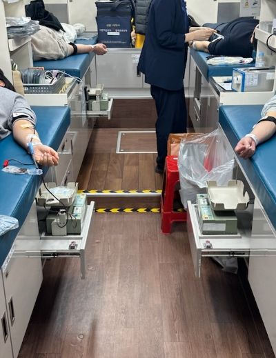 헌혈버스에서 헌혈에 참여하고 있는 모습