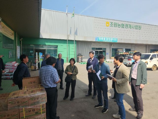 조암농협 경제사업장에서 농자재 수급 현황을 점검하며 관계자들과 의견을 나누고 있다.